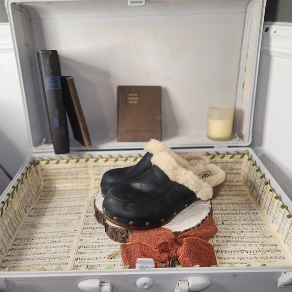 Cozy Shearling-Lined Black Clogs - Picture 1 of 1